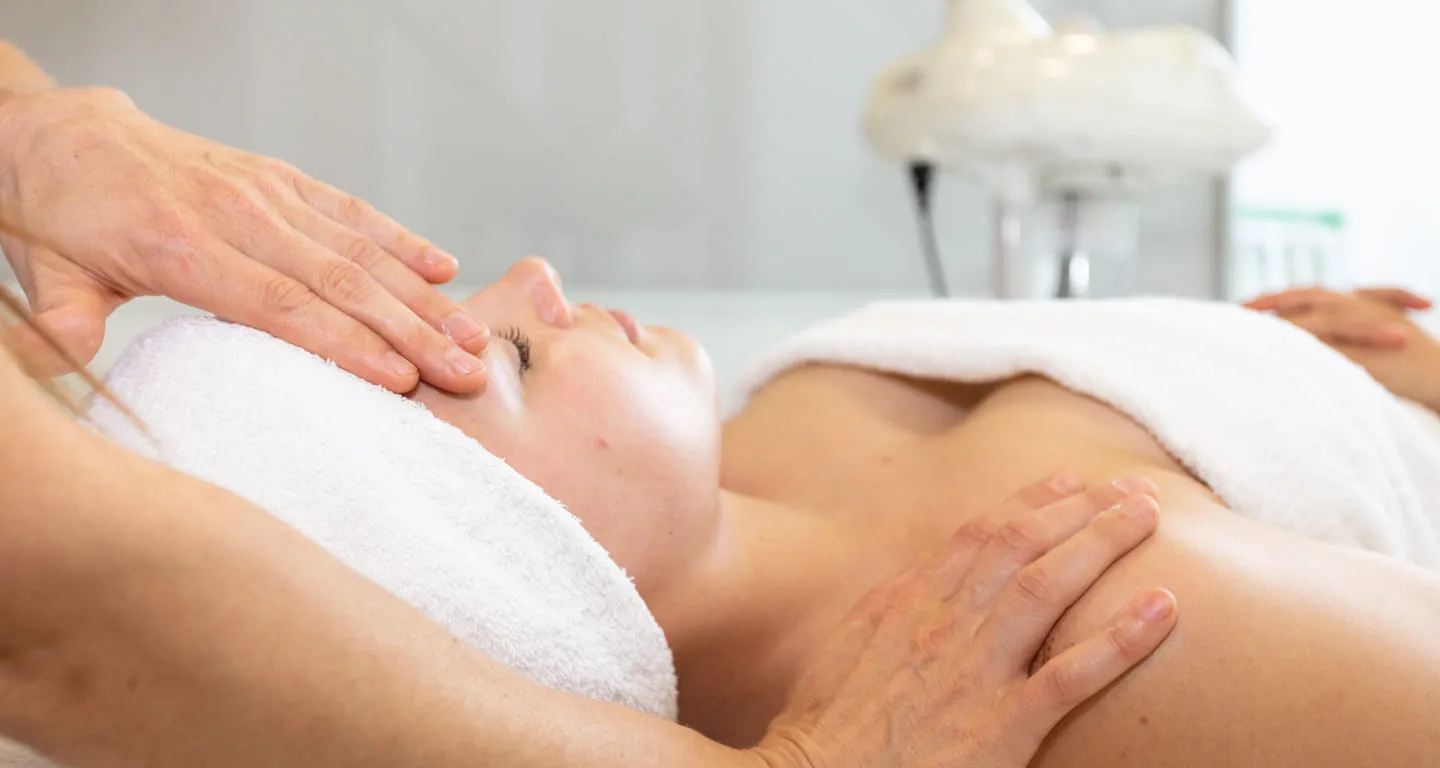Flächiger Behandlungsgriff auf der Therapieliege
